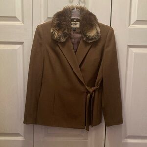 Kasper petite wool blazer with detachable faux fur collar. Size 6 petite